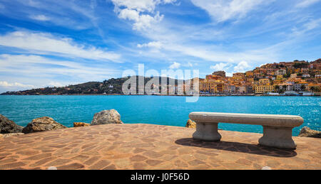 Panchina sul lungomare di Porto Santo Stefano, porto di Monte Argentario, Toscana, Italia. Foto Stock