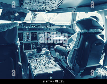 Cruscotto e console centrale dei passeggeri più grande aeromobile Airbus A380-800. cockpit di un Airbus A380, il più grande aereo di linea di passeggeri in tutto il mondo. blu Foto Stock