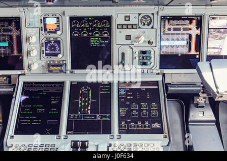 Vista dettagliata del cruscotto e la console centrale dei passeggeri più grande aeromobile Airbus A380-800. cockpit di un Airbus A380, la più grande compagnia aerea del passeggero Foto Stock