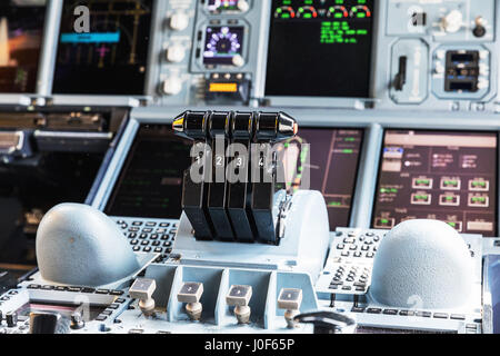 Vista dettagliata del cruscotto e la console centrale dei più grandi aerei passeggeri . cockpit di Airbus, la più grande compagnia aerea del passeggero Foto Stock