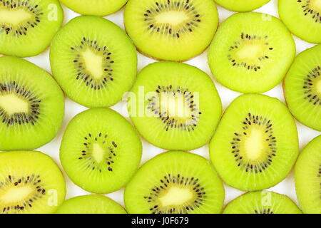 Fette di fresco verde kiwi come un cibo texture di sfondo Foto Stock