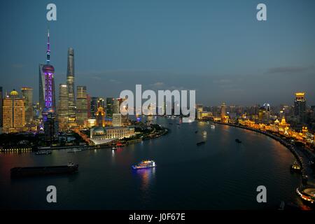 Lettera Vvisualizza sul Fiume Huangpu che mostra il contrasto tra moderno e antico, il Lujiazui finanziario area e il Bund con edifici di epoca coloniale Foto Stock