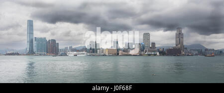 Skyline di Hong Kong, si affacciano su Victoria Harbour a lato di Kowloon. Edificio ICC in piedi di altezza sull'orizzonte. Foto Stock