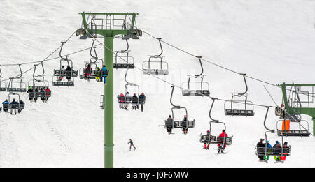 Fila di seggiovie. Le Mont Dore ski resort, Auvergne, Francia Foto Stock
