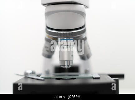 Vista ravvicinata di microscopio in laboratorio. Foto Stock
