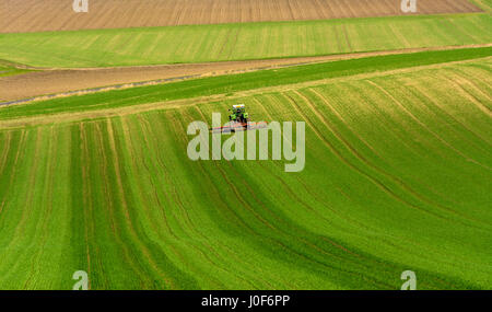 Agricoltura in Europa - Contadino in aratura del trattore nel suo campo in Auvergne. Francia Foto Stock