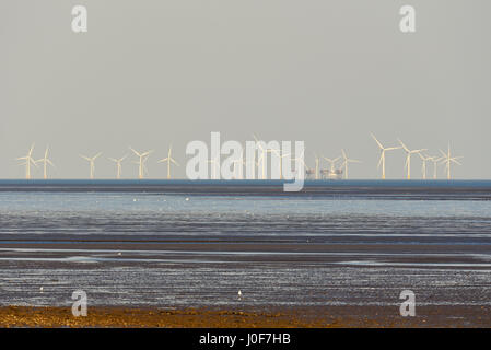 Kentish Flats Offshore Wind Farm e Red Sands Maunsell Fort nella bocca dell'estuario del Tamigi off la Essex e Kent coste Foto Stock