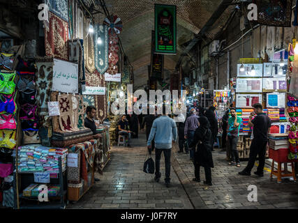 Uno dei principali alleways con negozi al Grand Bazaar a Teheran, la capitale di Iran e Teheran Provincia Foto Stock