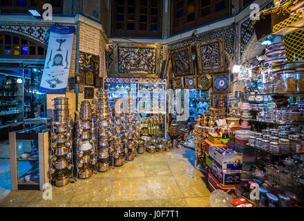 Articoli per la casa in vendita sul Grand Bazaar a Teheran, la capitale di Iran e Teheran Provincia Foto Stock