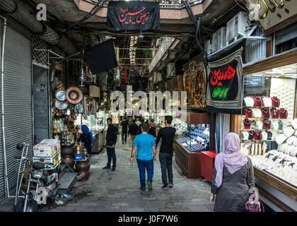 Viale con negozi al Grand Bazaar a Teheran, la capitale di Iran e Teheran Provincia Foto Stock