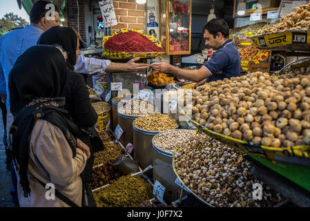 L'uomo vendita di noci e frutta secca su il Grand Bazaar a Teheran, la capitale di Iran e Teheran Provincia Foto Stock