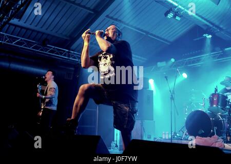 Peter Bywaters eseguendo con British punk band Pietro e il tubo di prova i neonati Foto Stock