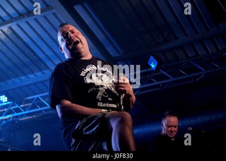 Peter Bywaters eseguendo con British punk band Pietro e il tubo di prova i neonati Foto Stock