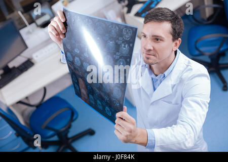 Bello professional oncologo guardando il cervello x ray immagini Foto Stock