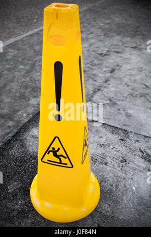 Attenzione pavimento bagnato cartello giallo di avvertimento su un  pavimento piastrellato in un supermercato Foto stock - Alamy