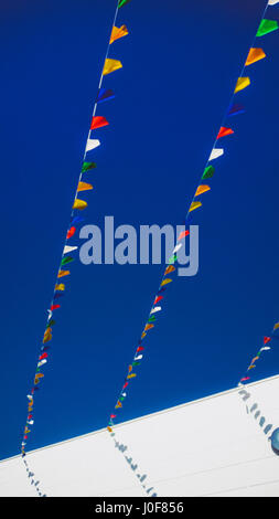 Sospesa bandiere di festa. Foto Stock