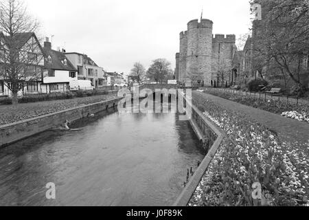 Westgate, che è la porta medievale casa in area di Canterbury che è parte della parete della città, la più grande che sopravvive in Inghilterra. Foto Stock