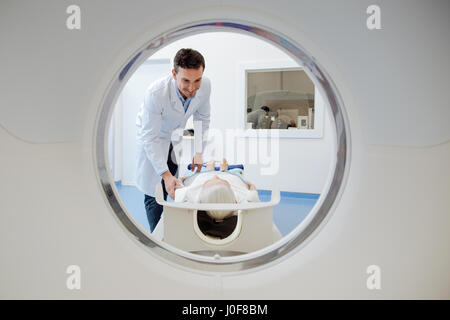 Felice gioiosa medico proteso verso il suo paziente Foto Stock