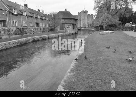 Westgate, che è la porta medievale casa in area di Canterbury che è parte della parete della città, la più grande che sopravvive in Inghilterra. Foto Stock