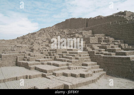 Rituale del Piramid Huaca Puclanna a Lima in Perù visto dalla terra. Foto Stock