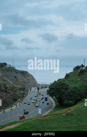 Avenue nel quartiere di Miraflores a Lima in Perù con il pacifico mare sullo sfondo Foto Stock