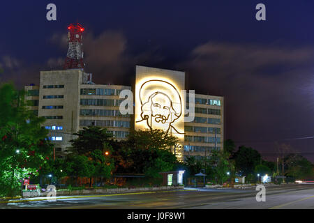 Ritratto di Camilo Cienfuegos sul ministero dell informatica e le comunicazioni sulla Plaza de la Revolucion a l'Avana, Cuba di notte. Foto Stock