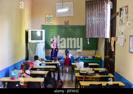 Trinidad, Cuba - Jan 12, 2017: Docente insegnare ai giovani studenti in Trinidad, Cuba. Foto Stock