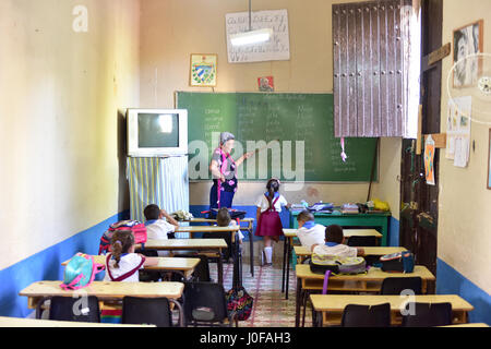 Trinidad, Cuba - Jan 12, 2017: Docente insegnare ai giovani studenti in Trinidad, Cuba. Foto Stock