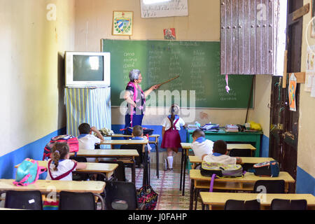 Trinidad, Cuba - Jan 12, 2017: Docente insegnare ai giovani studenti in Trinidad, Cuba. Foto Stock