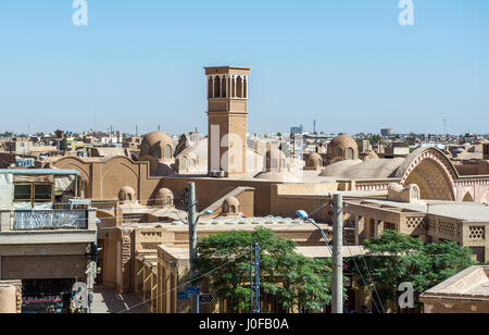 Wind catcher torre sulla città vecchia di Kashan città, capitale della contea di Kashan dell'Iran. Vista dal tetto del sultano Amir Ahmad Bathhouse Foto Stock