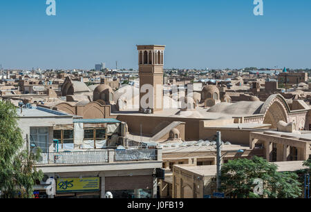 Wind catcher torre sulla città vecchia di Kashan città, capitale della contea di Kashan dell'Iran. Vista dal tetto del sultano Amir Ahmad Bathhouse Foto Stock