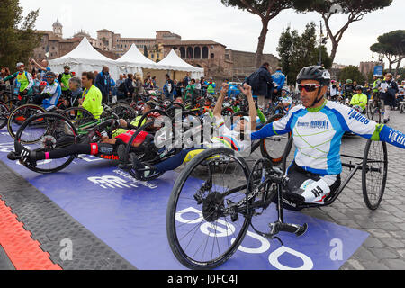 Roma, Italia - 2 aprile, 2017: atleti con bici a mano vengono preparati prima della partenza alla XXIII Maratona di Roma, in via dei Fori imperiali. Foto Stock