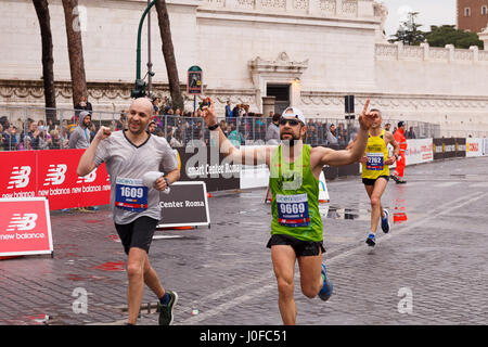 Roma, Italia - 2 Aprile, 2017: atleti partecipanti alla XXIII Maratona di Roma esaurito raggiungere il traguardo in Via dei Fori Imperiali. Foto Stock
