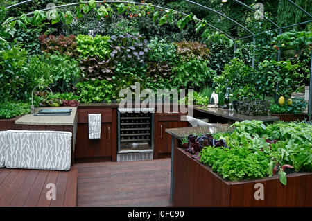 Una cucina esterna con una pronta fornitura di erbe fresche Foto Stock