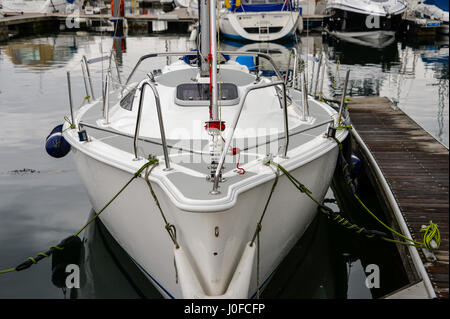 Sailing yacht ormeggiati a Marina Foto Stock