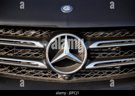 Mercedes Benz badge e logo sulla parte anteriore di una macchina Foto Stock