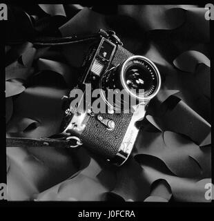 AJAXNETPHOTO. Regno Unito. - CLASSIC LEICA CAMERA - vernice nera degli anni cinquanta Leica M2 DOTATI DI PELLICOLA LEICAVIT avvolgitore. Foto:JONATHAN EASTLAND/AJAX REF:RA2543625 Foto Stock