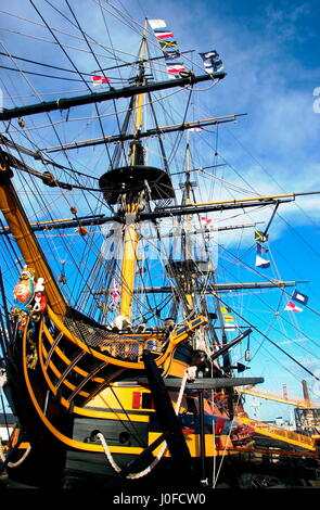 AJAXNETPHOTO. 21ST Ottobre,2004.Portsmouth, Inghilterra. - TRAFALGAR DAY 2004 - Inghilterra si aspetta...NELSON IL FAMOSO SEGNALE RESPLENDANTLY battenti alle manovre di HMS Victory. Foto:JONATHAN EASTLAND/AJAX. REF: 42110/1102 Foto Stock
