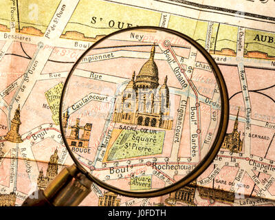 Parigi DETTAGLIO MAPPA lente di ingrandimento vintage retrò Mappa monumentale del 1900 Parigi, dotate di basilica del Sacré Coeur e Montmartre Il Teatro Moulin Rouge Foto Stock