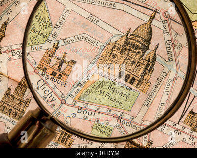 MONTMARTRE VINTAGE MAP PARIGI GUIDA lente d'ingrandimento dettaglio Mappa Monumentale Parigi del Novecento, con Sacre Coeur, Montmartre e il Teatro Moulin Rouge Foto Stock