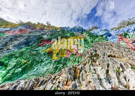 Mural de la Prehistoria un gigantesco murale dipinto su una scogliera in Vinales area di Cuba. È 120m lungo e ha preso 18 persone 4 anni per completare. Foto Stock