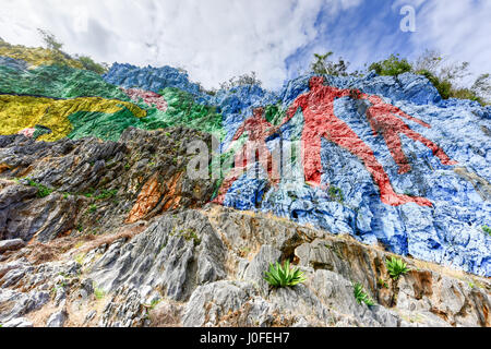 Mural de la Prehistoria un gigantesco murale dipinto su una scogliera in Vinales area di Cuba. È 120m lungo e ha preso 18 persone 4 anni per completare. Foto Stock