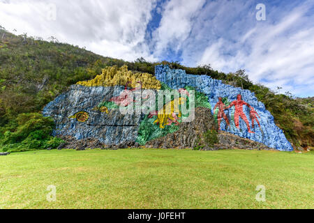 Mural de la Prehistoria un gigantesco murale dipinto su una scogliera in Vinales area di Cuba. È 120m lungo e ha preso 18 persone 4 anni per completare. Foto Stock