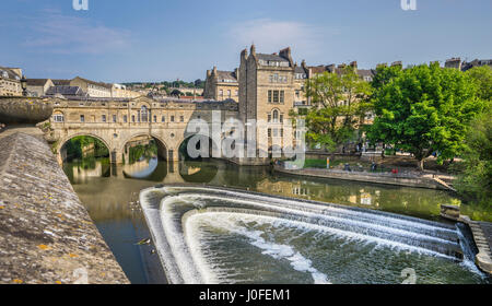 Regno Unito, Somerset, bagno, vista del Pulteney sbarramento del fiume Avon e porticato Pulteney Bridge Foto Stock