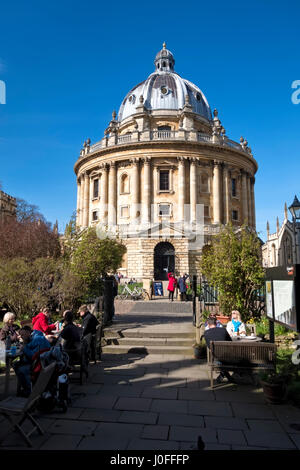 Oxford, Oxfordshire, Inghilterra, Regno Unito - marzo 25 2017: La Radcliffe camera (camera, che significa "camera" in latino) è un edificio dell'Università di Oxford. Foto Stock