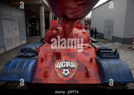 Serbatoio russo a colori e con l'emblema del CSKA football club installato presso la VEB Arena stadium di Mosca, Russia Foto Stock