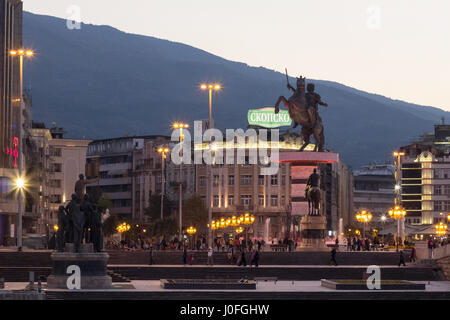 SKOPJE, MACEDONIA - 24 ottobre 2015: Alessandro il Grande statua a Skopje la piazza principale. Inaugurato nel 2012, divenne uno dei punti di riferimento della c Foto Stock