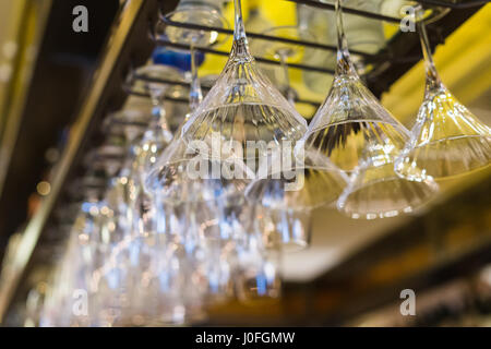 Bicchieri da cocktail appeso a testa in giù in un Ristorante Bar Foto Stock