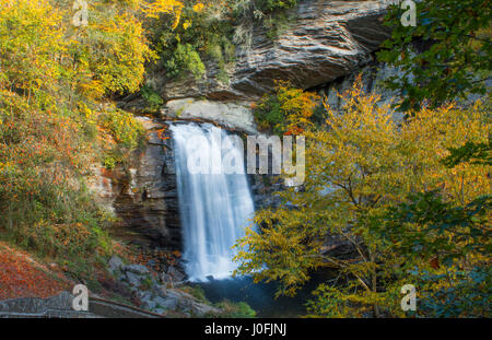 Brevard North Carolina cercando cascata di vetro nei pressi di Asheville con colori autunnali nella foresta nazionale di Pisgah su Blue Ridge Parkway Foto Stock