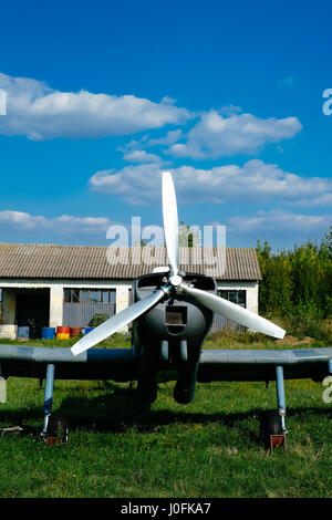 Grigio airpane parcheggiata sul prato all'aeroporto Foto Stock